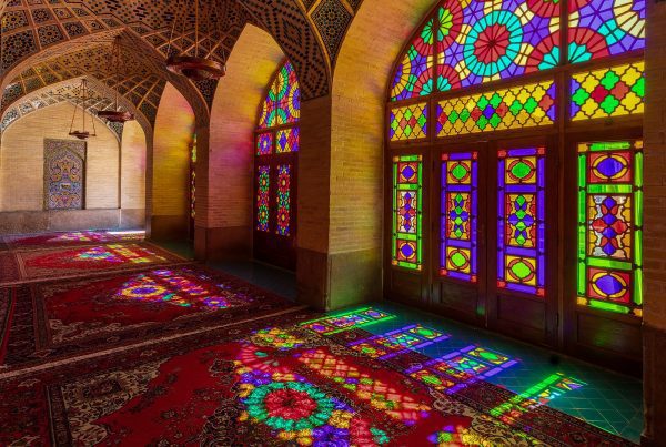 پیدایش شیشه؛ استفاده از شیشه‌های رنگی در مسجد صورتی شیراز