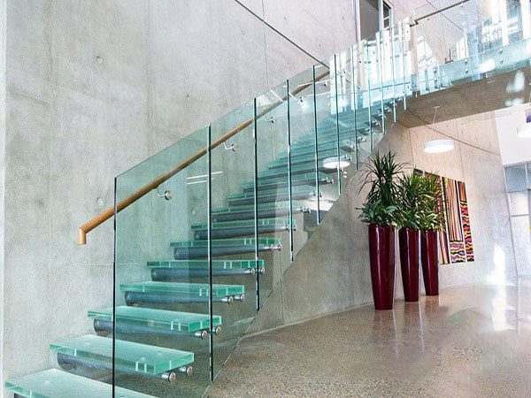 شیشه های سکوریت در پله ها